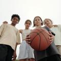 Gruppe ungdommer med basketball