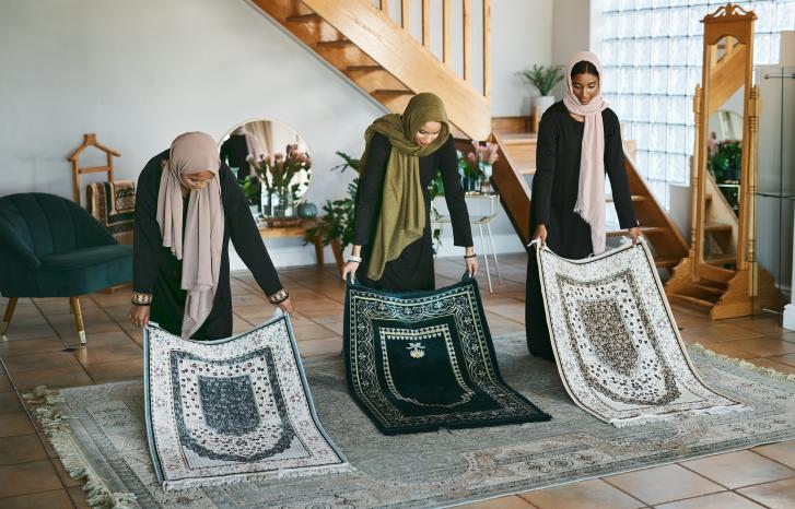 Muslimske kvinner ber på ramadan