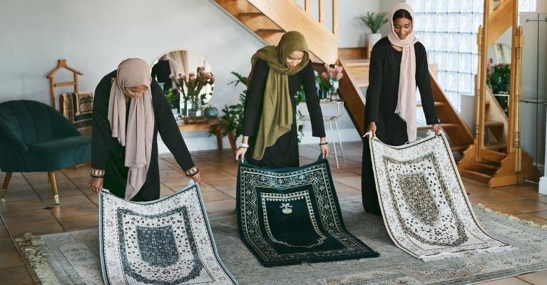 Muslimske kvinner ber på ramadan