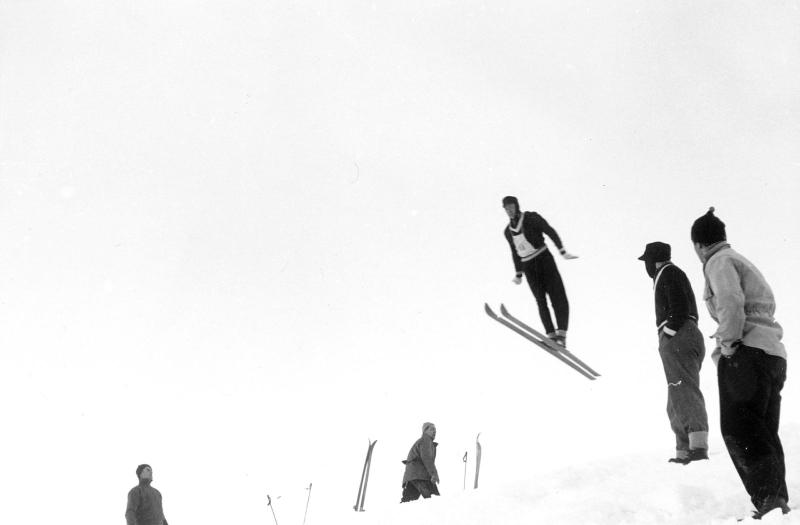 Hvalfanger hopper på ski ved en hvalfangsstasjon på nordkysten av Sør-Georgia i Sør-Atlanteren.