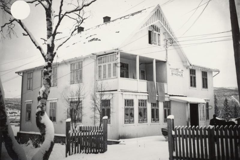 En gammel, hvit villa som ble etablert som sykestue i 1942