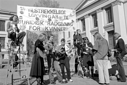 Jusstudenter og lærere demonstrerer og synger utenfor Juridisk fakultet i Oslo på 1970-tallet