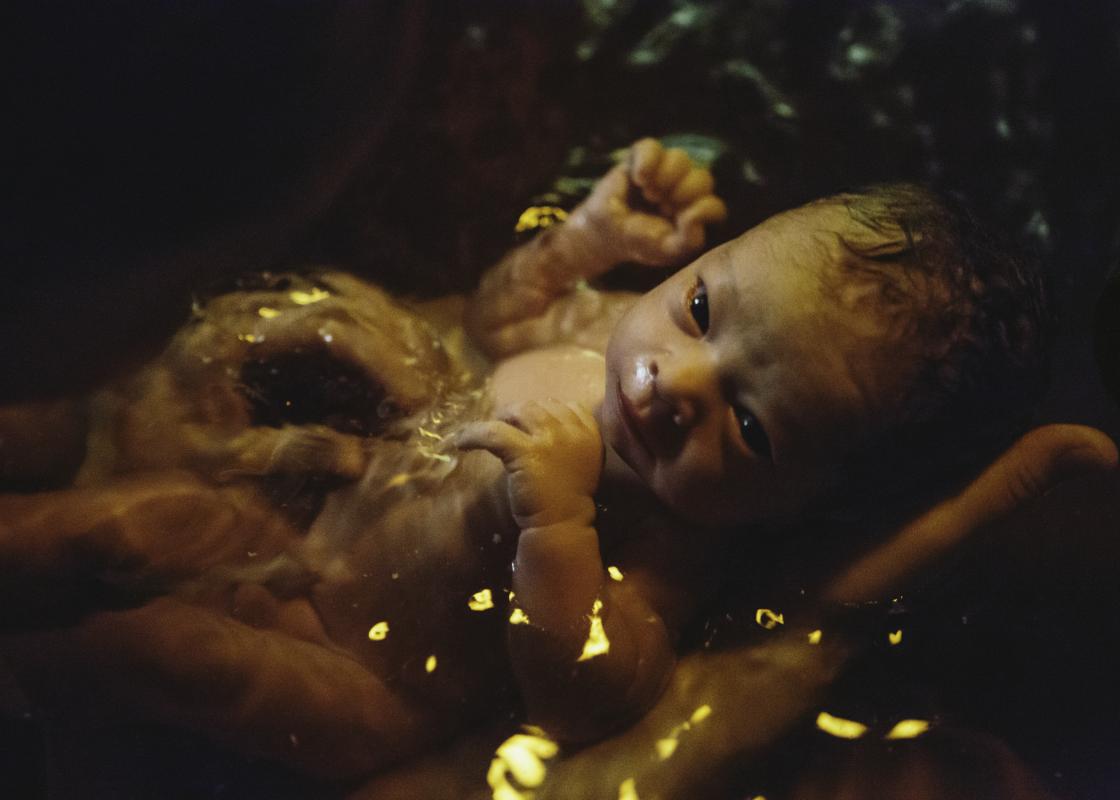 Nyfødt baby i vann
