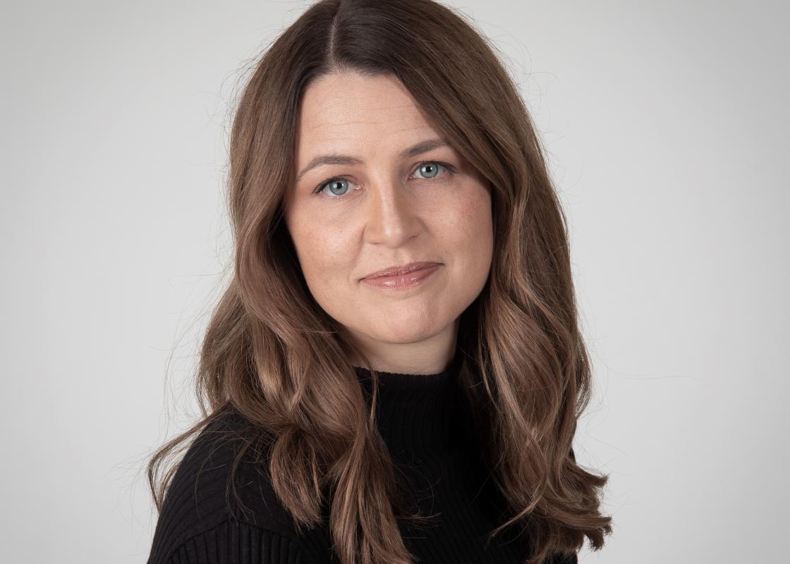 En hvit kvinne med halvlangt brunt hår En hvit kvinne med halvlangt brunt hår
