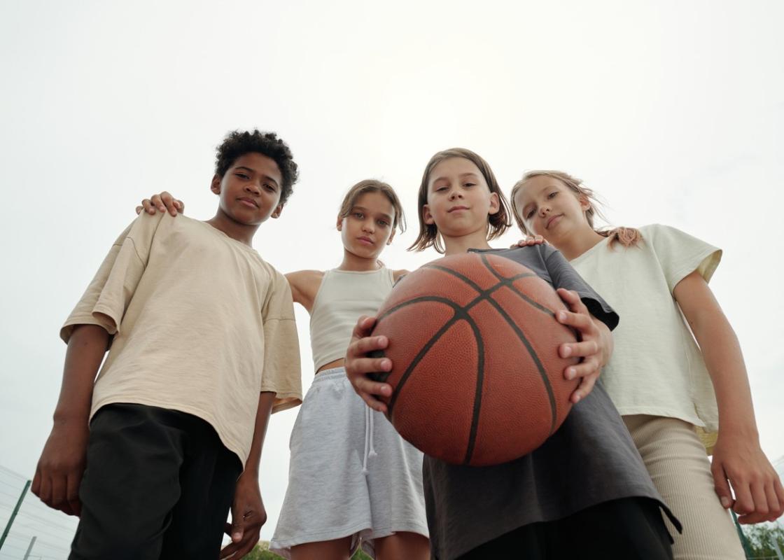 Gruppe ungdommer med basketball