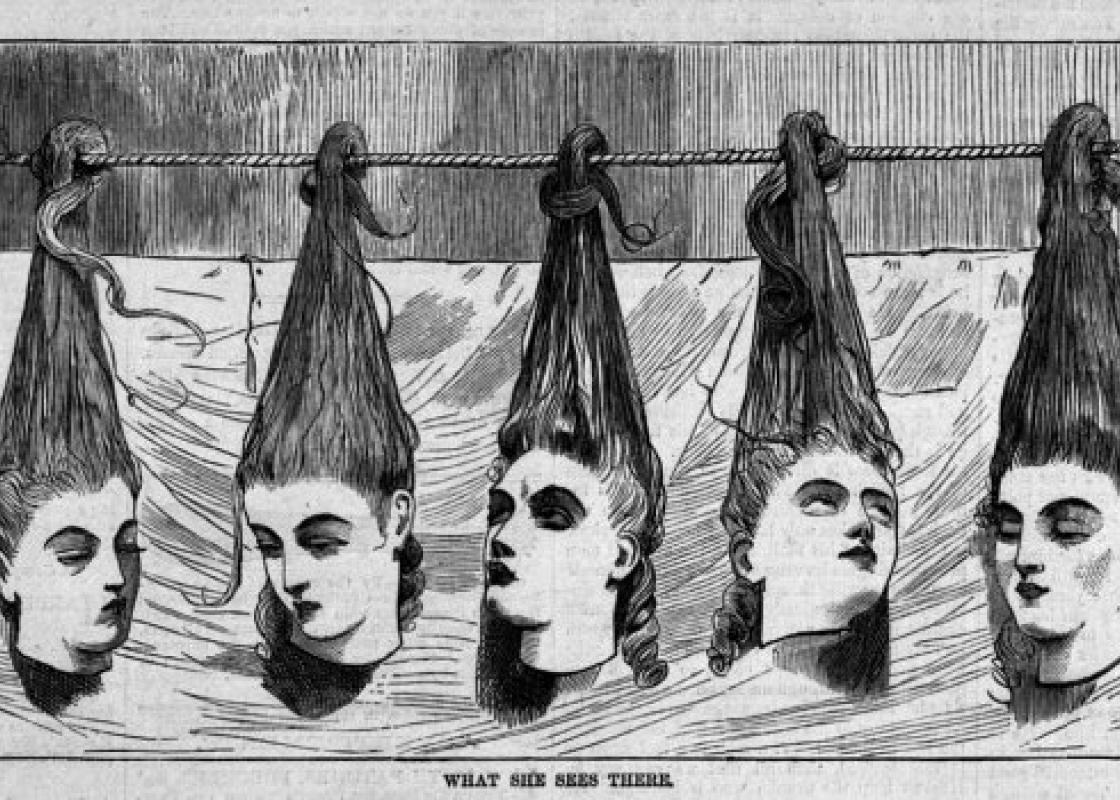 Syv avkappede kvinnehoder der håret er brukt til å knytte dem på en snor