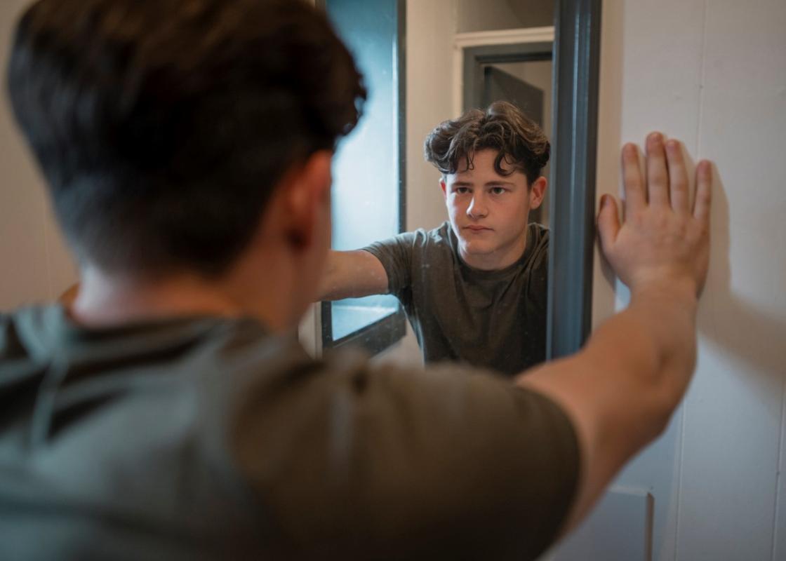 Ung gutt ser seg i speilet
