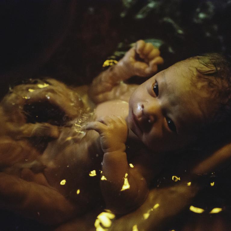 Nyfødt baby i vann Nyfødt baby i vann