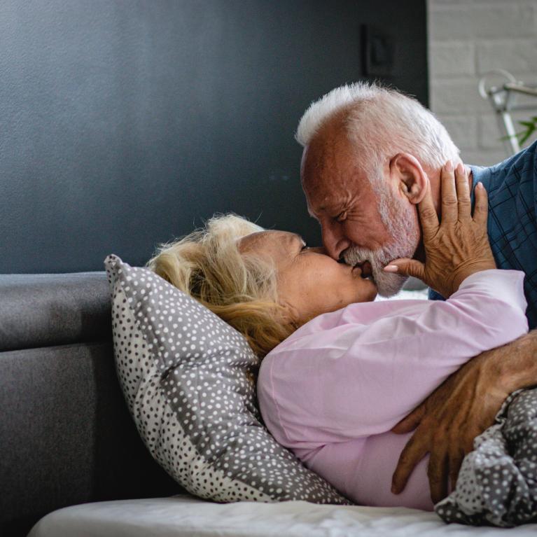 Eldre par omfavner hverandre