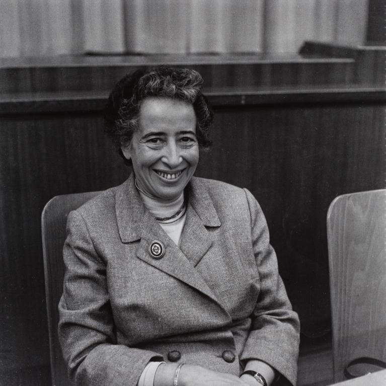 Hannah Arendt sitter på en stol
