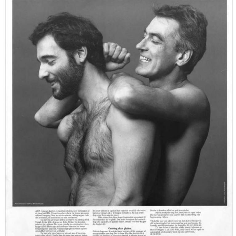Kampanjefoto av et godmodig homofilt par