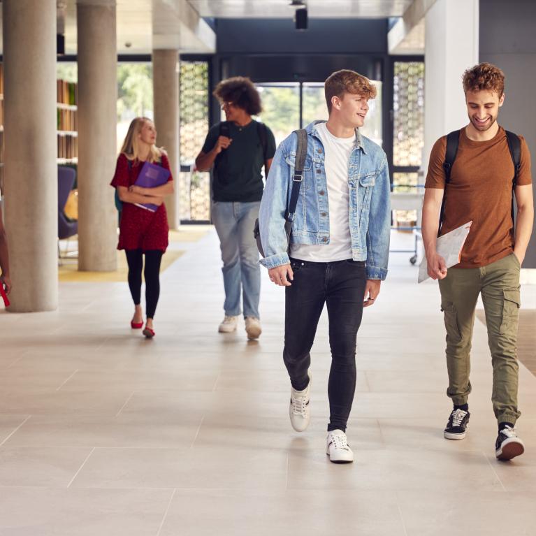 Studenter i en universitetskorridor