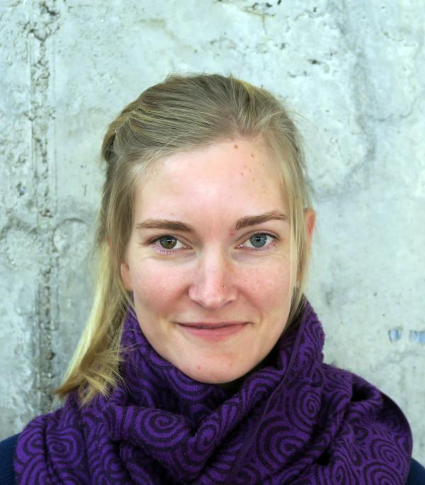 Blond kvinne som smiler Blond kvinne som smiler