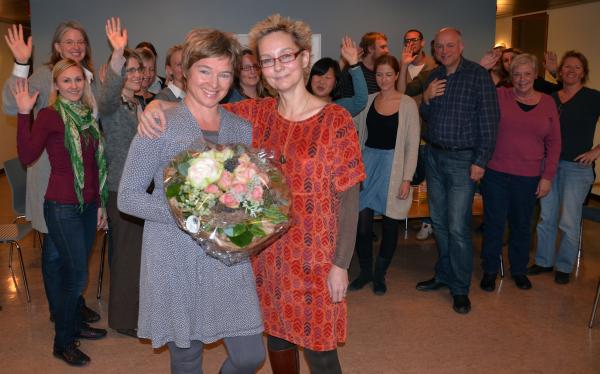 Forsker Helene Aarseth mottar blomster for Årets artikkel 2010 av Maria Grönroos